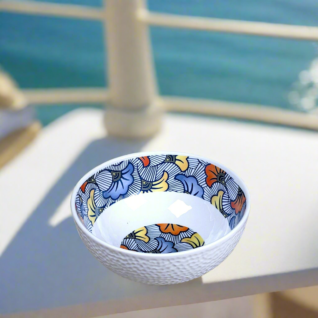 Coffret petit déjeuner en porcelaine fine française, orné d’un motif WAX "Fleurs de Mariage" bleu, composé d'une petite assiette, d'un bol et d'un MUG, présentés dans une boîte prestige.