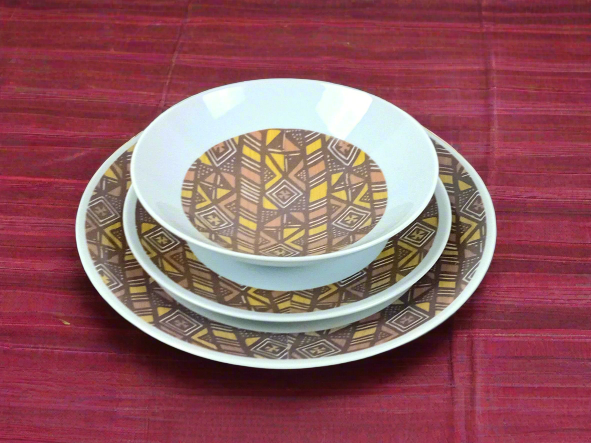 Coffret d'assiettes rondes en porcelaine fine Française fabriquées à la demande avec  motif anneaux larges Ethnique d'Afrique "Bogolan" dans coffret de 6