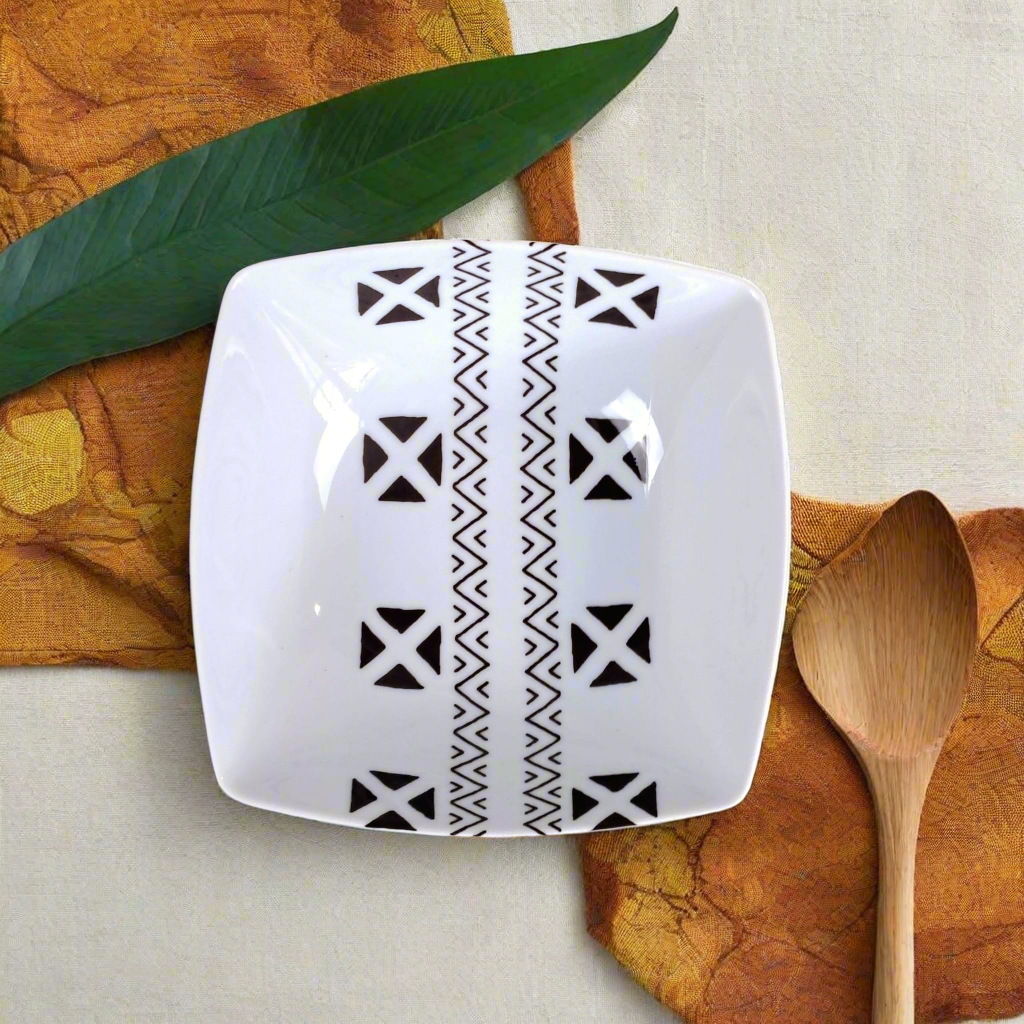 Coffret d'assiettes carrées en porcelaine fine Française fabriquées à la demande avec motif bande ethnique d'Afrique "#kente ou Kita du Ghana et Togo, présenté dans un coffret de 6 assiettes.