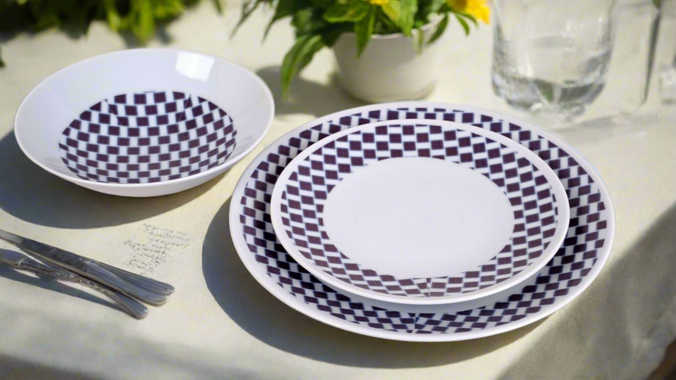Coffret d'assiettes rondes en porcelaine fine Française fabriquées à la demande avec  motif anneaux larges WAX d'afrique "Ludo Kouin" dans coffret de 6