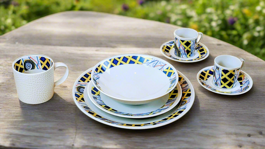 Coffret d'assiettes rondes en porcelaine fine Française fabriquées à la demande avec motif anneaux fins WAX d'afrique"Oeil de ma co-épouse" dans coffret de 6