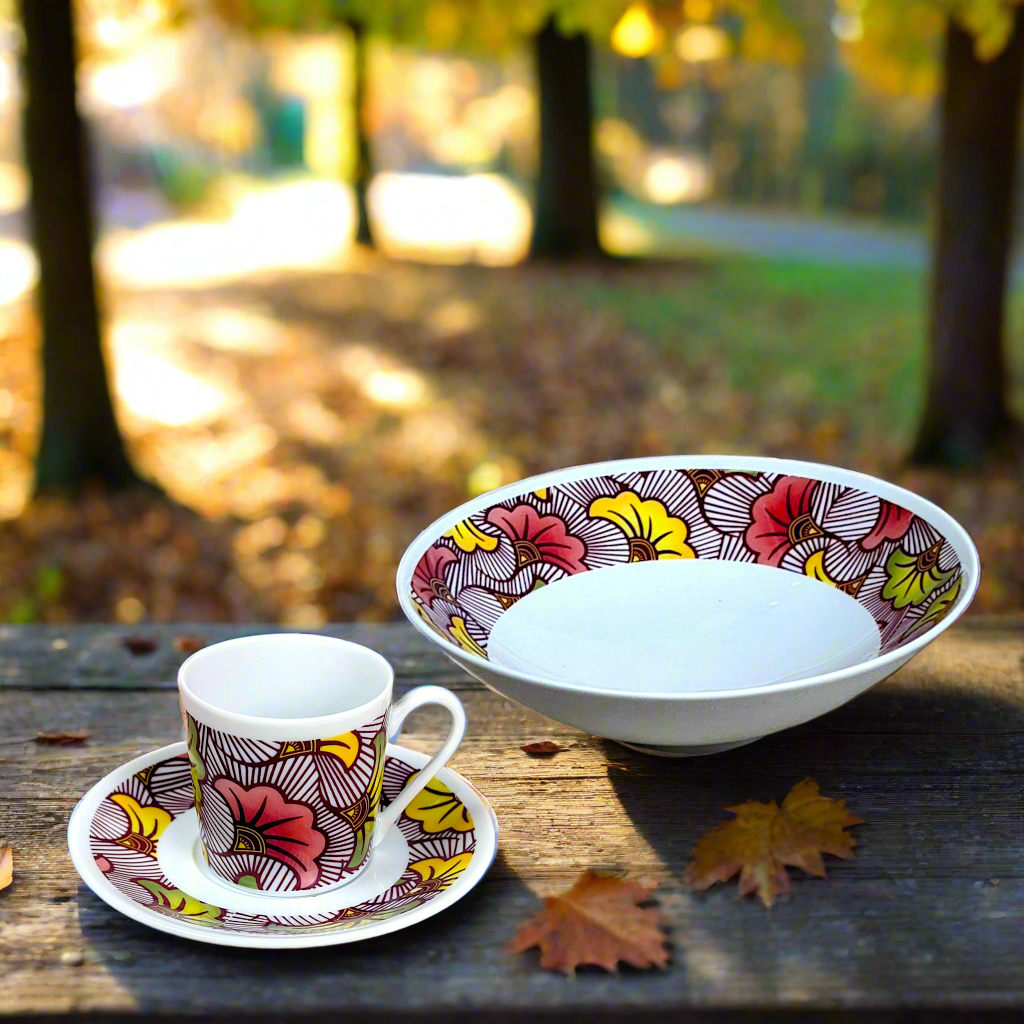 Coffret petit déjeuner en porcelaine fine française, orné d’un motif WAX "Fleurs de Mariage", composé d'une assiette creuse, d'une tasse à  café et d'un MUG, présentés dans une boîte prestige.