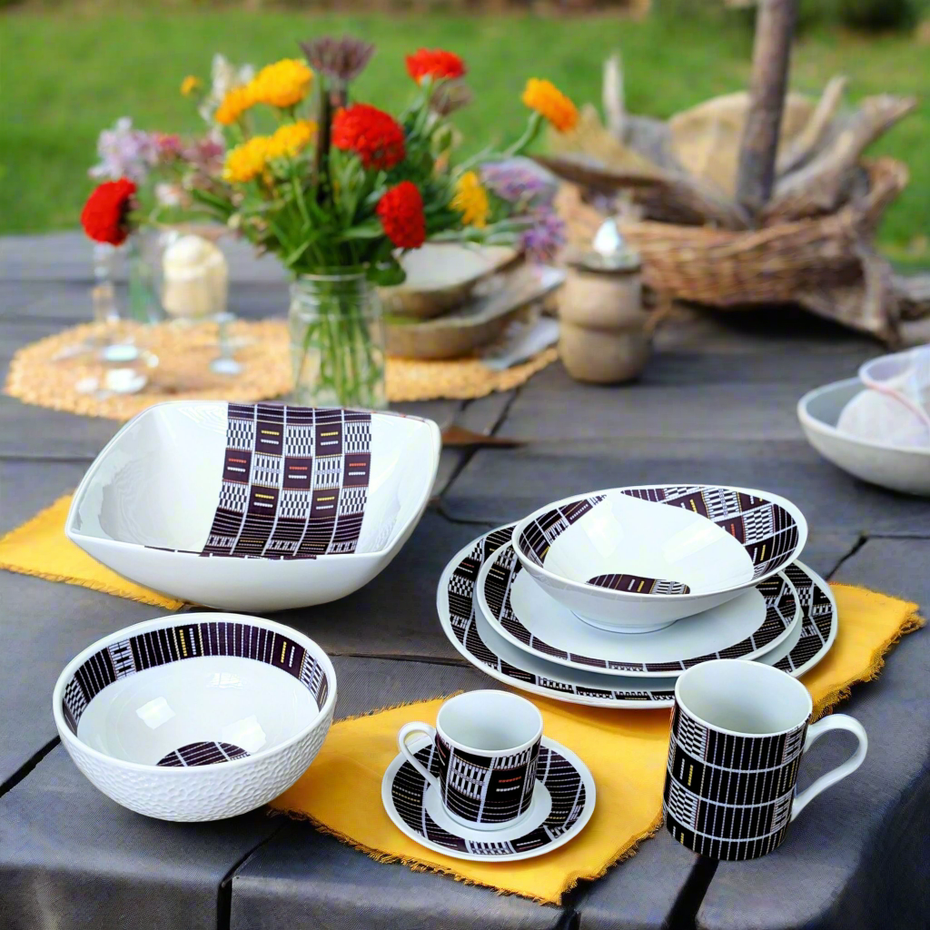 Coffret d'assiettes ovales en porcelaine fine Française fabriquées à la demande avec  motif anneaux Ethnique de Côté d'Ivoire "Sénoufo bleu indigo" dans coffret de 6