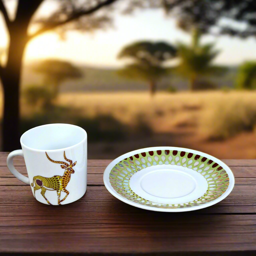 Coffret de 4 tasses à Café avec soucoupes en porcelaine fine Française motif plein wax d'Afrique motifs animaux antilope, gorille, inséparable, guépard