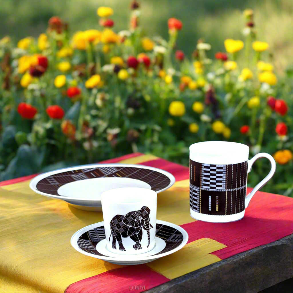 Mug en porcelaine fine Française fabriqué à la demande, motif de Côté d'Ivoire,  extérieur  "Sénoufo noir"
