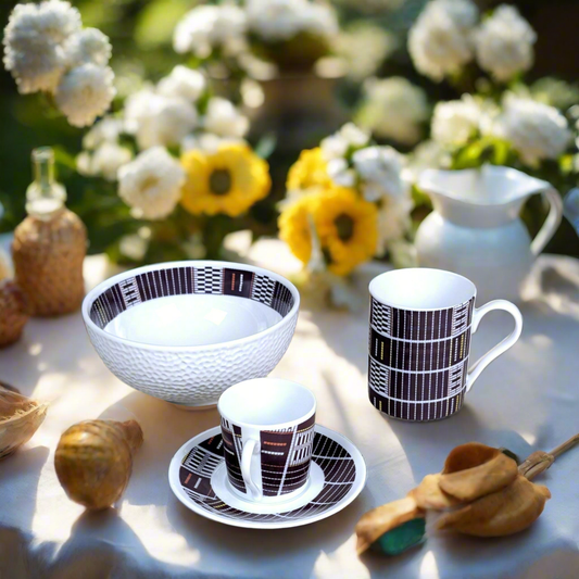 Coffret petit déjeuner en porcelaine fine française, orné d’un motif ethnique "Sénoufo" de Côte d'Ivoire, composé de 3 pièces parmi une petite assiette, d'un bol, une tasse à café et d'un MUG, présentés dans une boîte prestige.