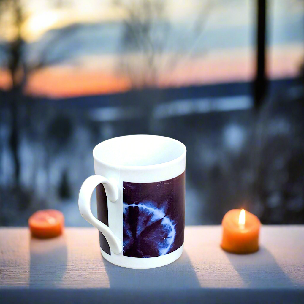 Coffret petit déjeuner en porcelaine fine française, orné d’un motif indigo, composé d'une petite assiette, d'une tasse à café et d'un MUG, présentés dans une boîte prestige.