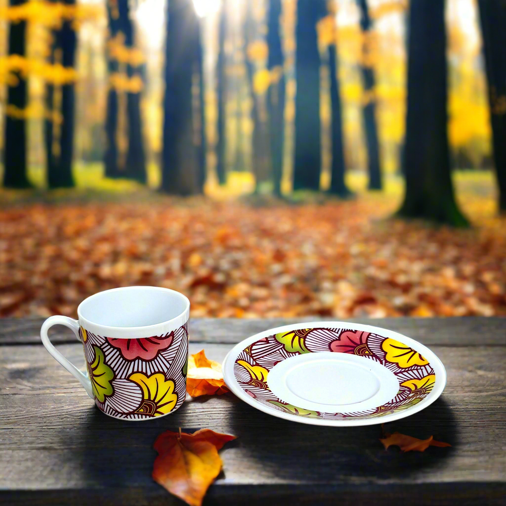 Coffret petit déjeuner en porcelaine fine française, orné d’un motif WAX "Fleurs de Mariage", composé d'une assiette creuse, d'une tasse à  café et d'un MUG, présentés dans une boîte prestige.