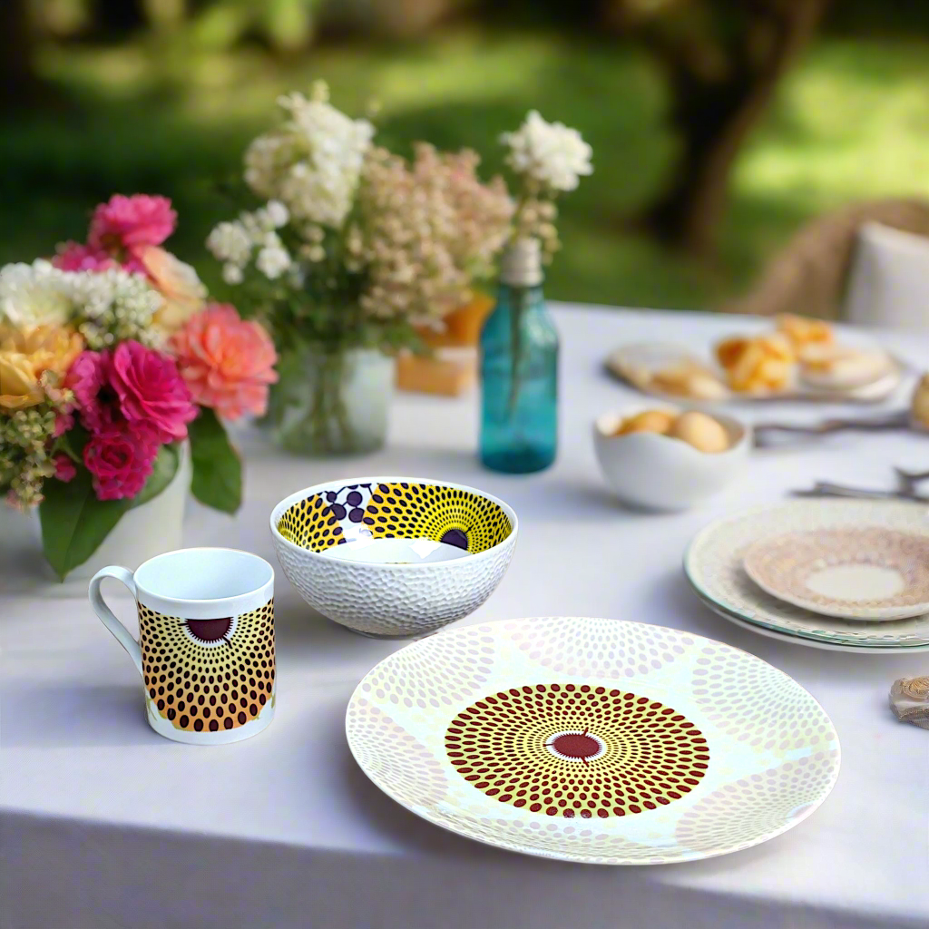 Coffret petit déjeuner en porcelaine fine française, orné d’un motif WAX "Gamma phone", composé d'une petite assiette, d'un grand bol et d'un MUG, présentés dans une boîte prestige.