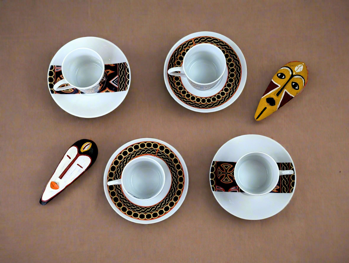 Tasse à Café en porcelaine fine Française fabriquée à la demande avec soucoupe motif bande africain "Ndop Bamoun" du Cameroun