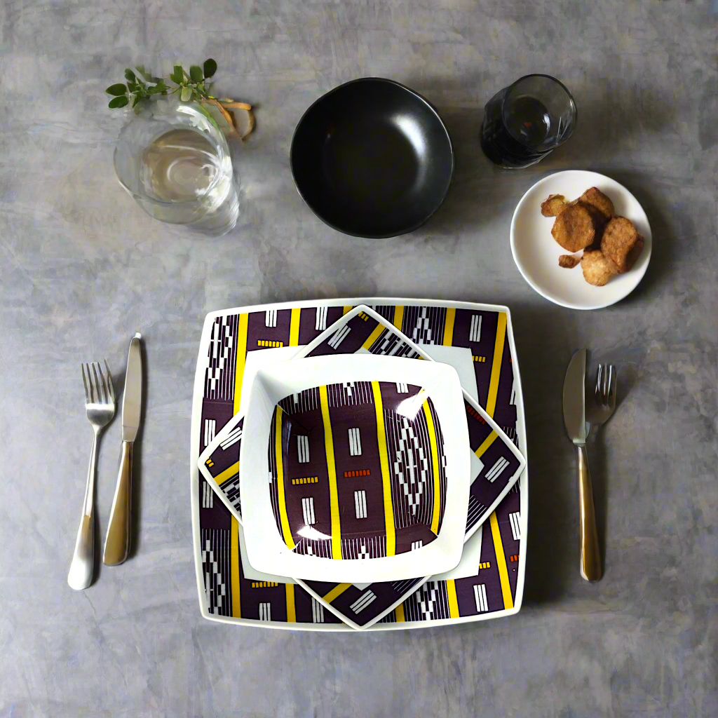 Coffret d'assiettes carrées en porcelaine fine Française fabriquées à la demande avec motif bande Ethnique d'Afrique "Baoulé" de Côte d'Ivoire dans coffret de 6 assiettes