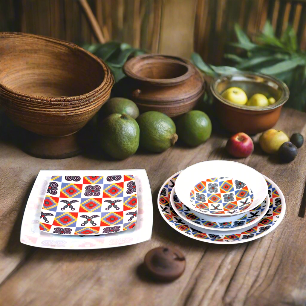 Coffret d'assiettes en porcelaine Française fabriquées à la demande avec  carrées motif plein traditions d'Afrique "Adinkra" du Ghana et de Côtes d'Ivoire dans coffret de 12