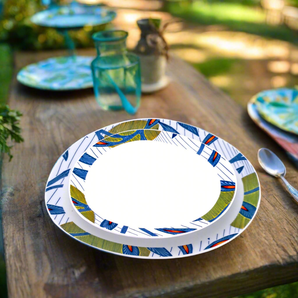 Vue de face de l'assiette ovale Pomme de discorde sur table en bois, assiettes bleues et carafe