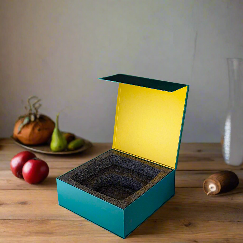 Coffret petit déjeuner en porcelaine fine française, orné d’un  motif bande ethnique d'Afrique "#Ntshak (du peuple Kuba Ethnie shouwa du Congo) composé d'une petite assiette, d'un grand bol et d'un MUG, présentés dans une boîte prestige.
