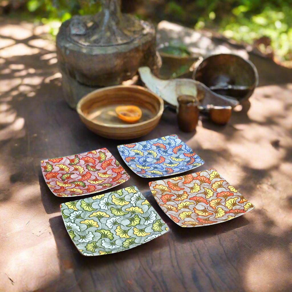 Coffret d'assiettes en porcelaine fine Française fabriquées à la demande avec motif anneau combiné WAX d'afrique "Fleurs de Mariage" vertes dans coffrets de 12