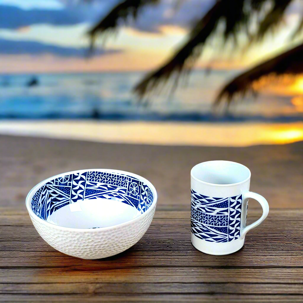 Coffret petit déjeuner en porcelaine fine française, orné d’un motif N'Dop du Cameroun, composé d'une assiette creuse, d'un grand bol et d'un MUG, présentés dans une boîte prestige.