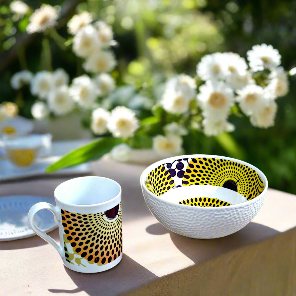 Coffret petit déjeuner en porcelaine fine française, orné d’un motif WAX "Gamma phone", composé d'une petite assiette, d'un grand bol et d'un MUG, présentés dans une boîte prestige.