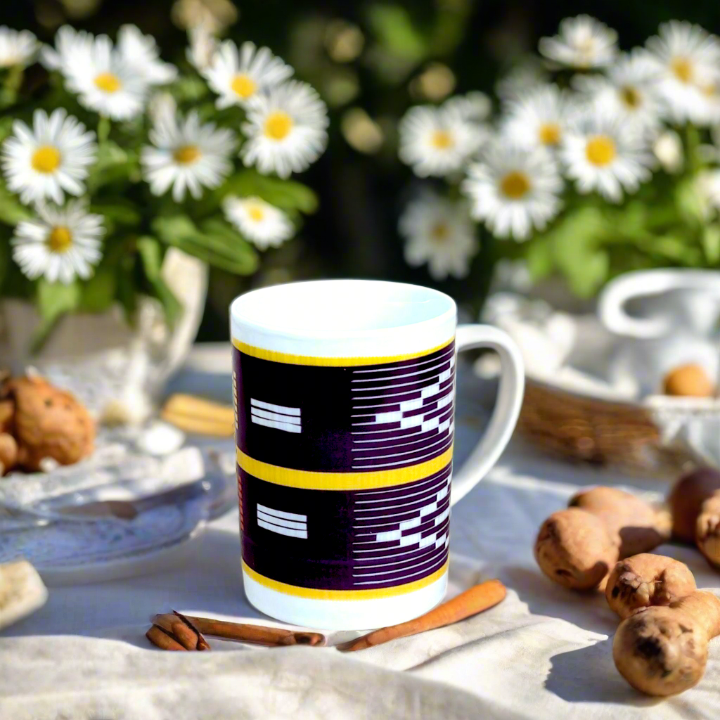 Coffret petit déjeuner en porcelaine fine française, orné d’un motif Baoulé de Côte d’Ivoire, composé d'une petite assiette, d'un grand bol et d'un MUG, présentés dans une boîte prestige.