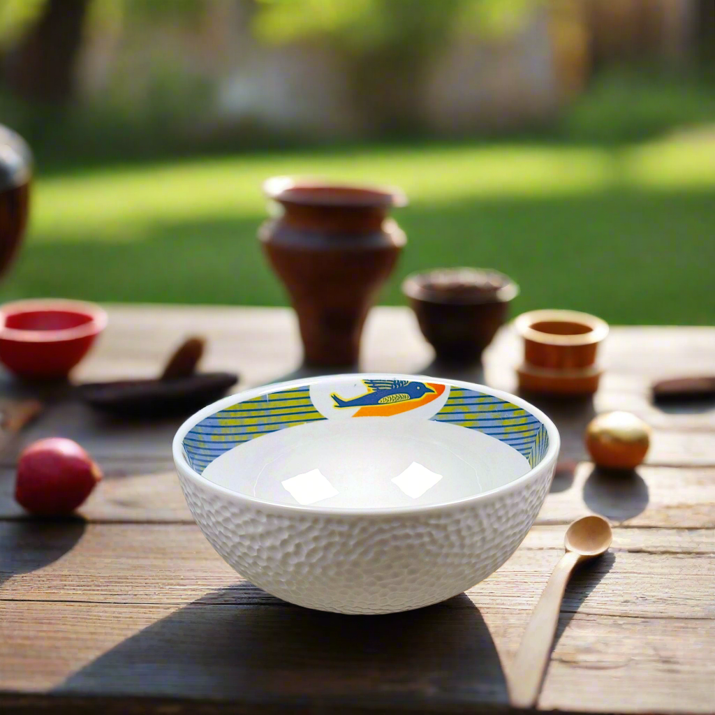 Coffret petit déjeuner en porcelaine fine française, orné d’un  motif anneau WAX "hirondelles"  composé d'une petite assiette, d'un grand bol et d'un MUG, présentés dans une boîte prestige.