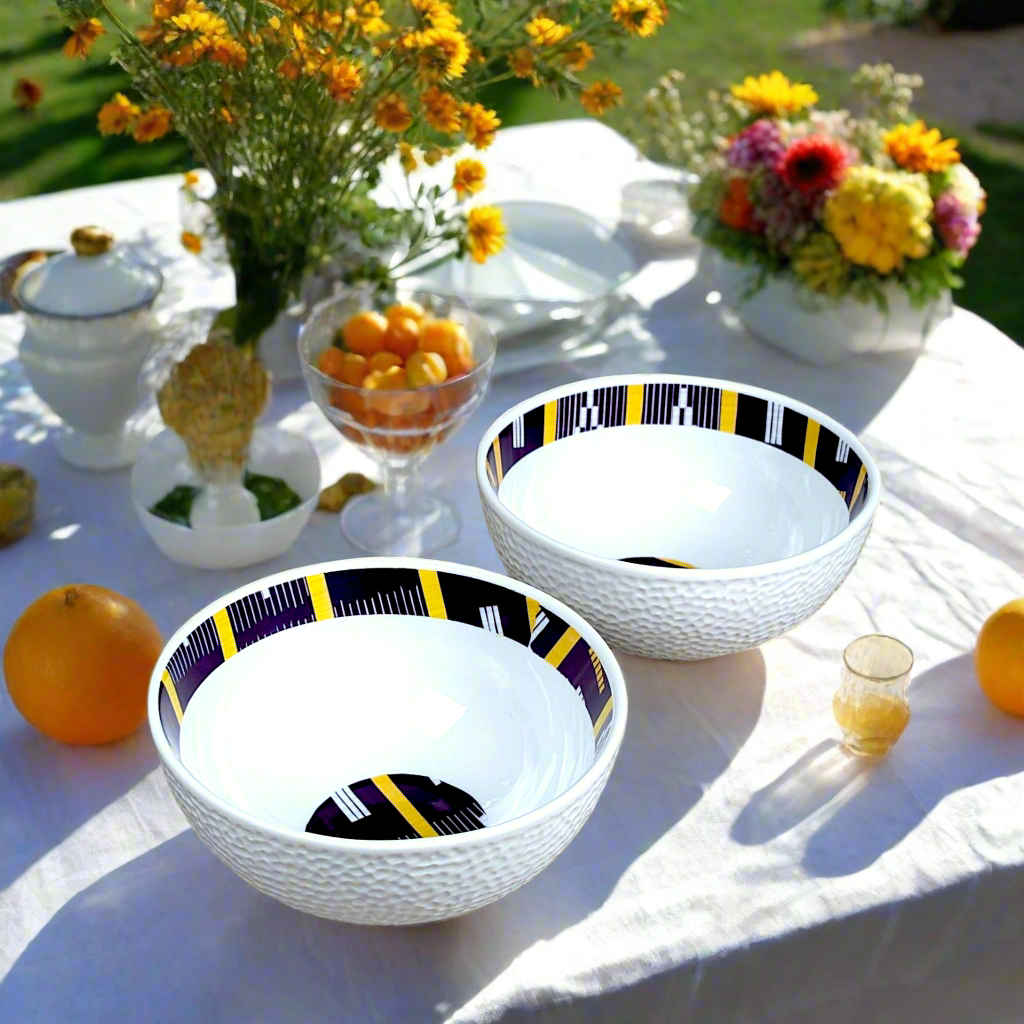 Coffret petit déjeuner en porcelaine fine française, orné d’un motif Baoulé de Côte d’Ivoire, composé d'une petite assiette, d'un grand bol et d'un MUG, présentés dans une boîte prestige.