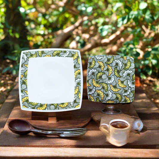 Coffret d'assiettes en porcelaine fine Française fabriquées à la demande avec motif anneau combiné WAX d'afrique "Fleurs de Mariage" vertes dans coffrets de 12