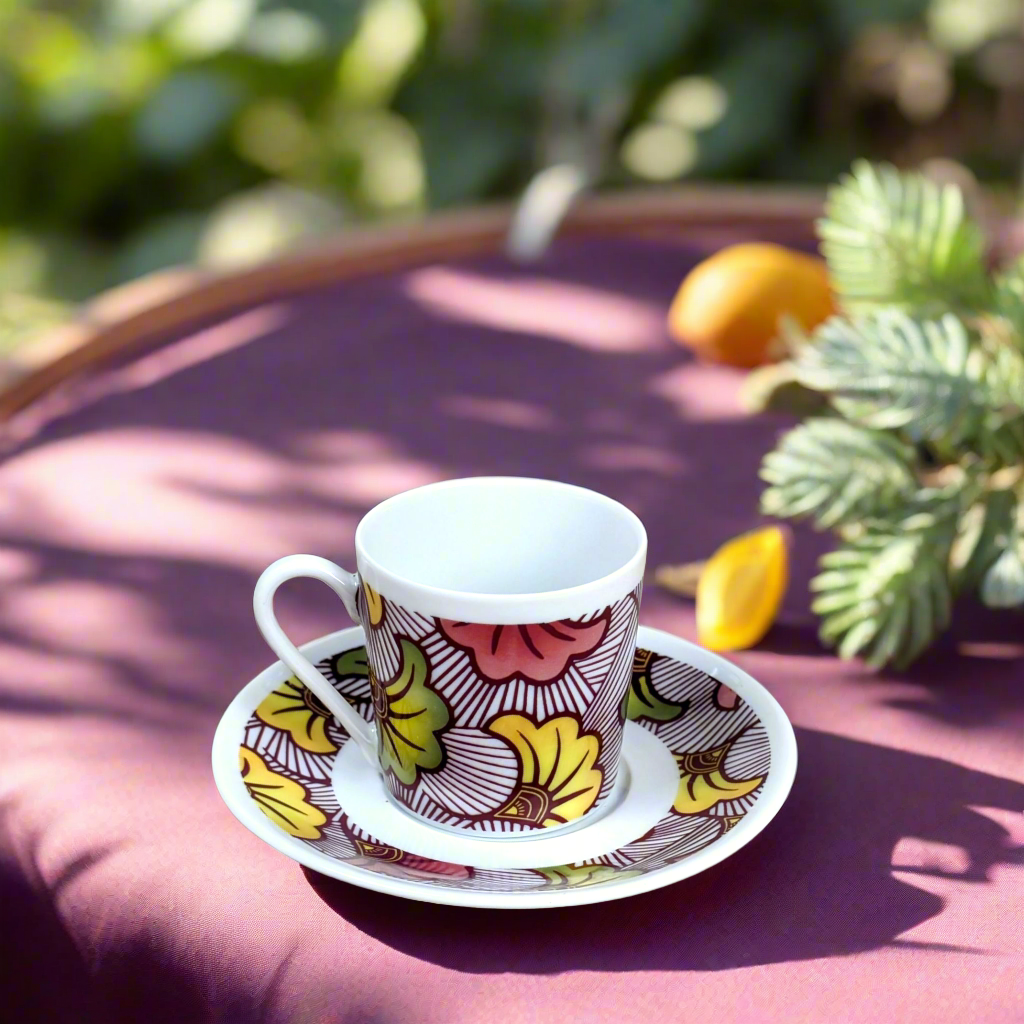 Tasse à Café avec soucoupe en porcelaine fine Française motif plein wax d'Afrique "Fleurs de Mariage" rouge bordeaux