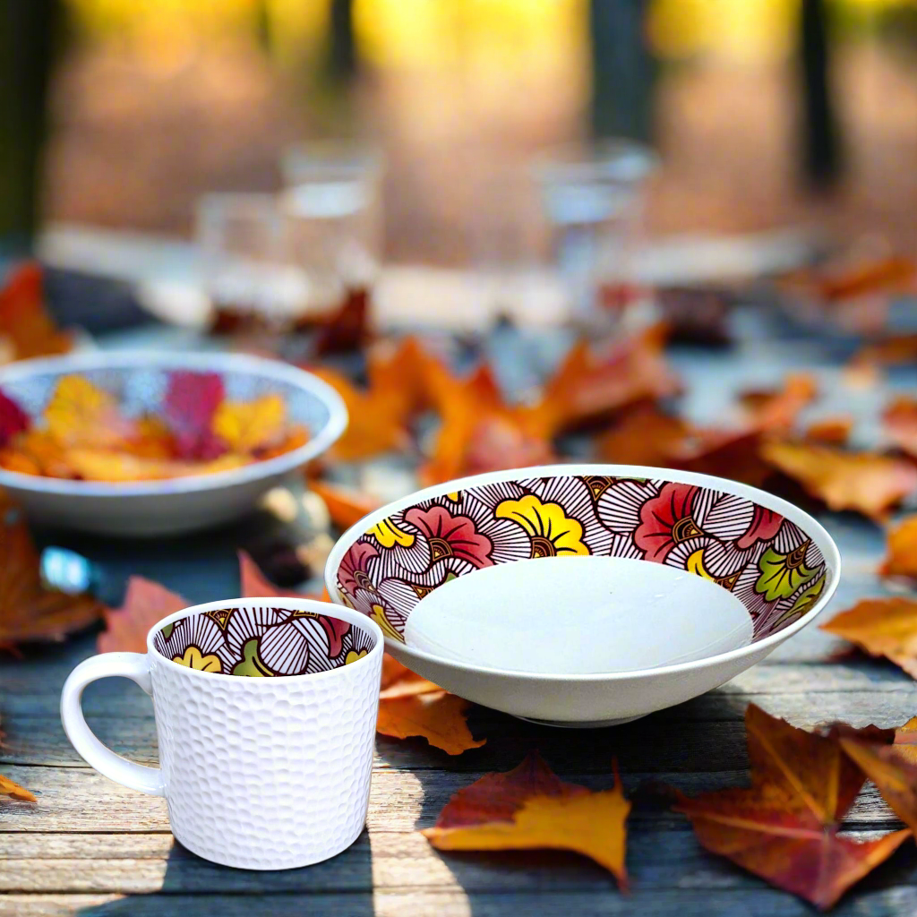 Coffret petit déjeuner en porcelaine fine française, orné d’un motif WAX "Fleurs de Mariage", composé d'une assiette creuse, d'une tasse à  café et d'un MUG, présentés dans une boîte prestige.