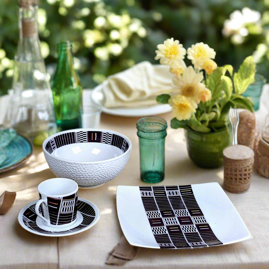 Coffret petit déjeuner en porcelaine fine française, orné d’un motif ethnique "Sénoufo" de Côte d'Ivoire, composé de 3 pièces parmi une petite assiette, d'un bol, une tasse à café et d'un MUG, présentés dans une boîte prestige.