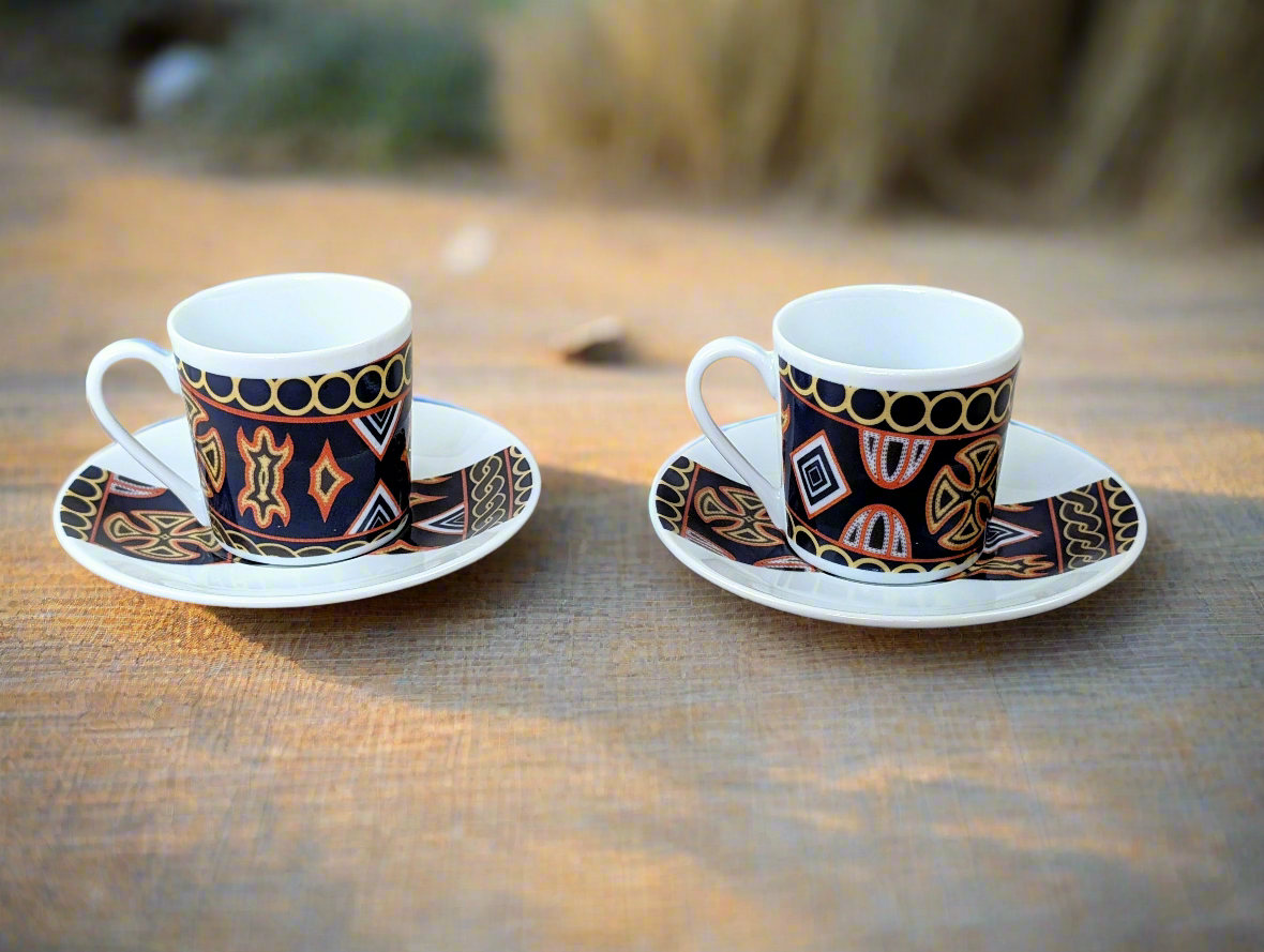 Tasse à Café en porcelaine fine Française fabriquée à la demande avec soucoupe motif bande africain "Ndop Bamoun" du Cameroun