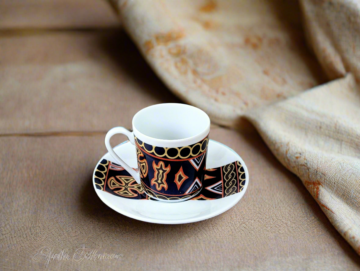 Tasse à Café en porcelaine fine Française fabriquée à la demande avec soucoupe motif bande africain "Ndop Bamoun" du Cameroun