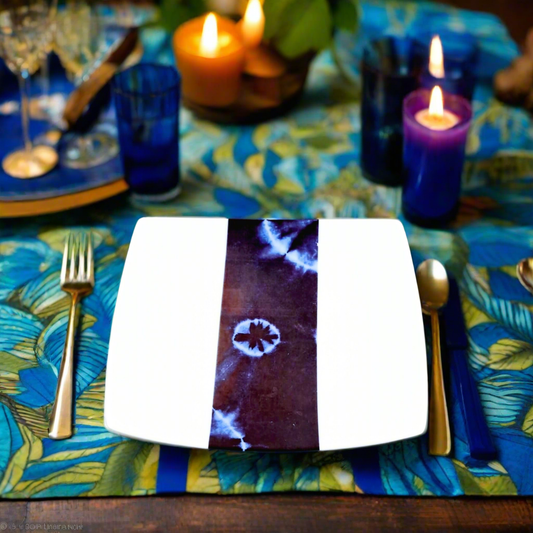 Coffret d'assiettes carrées en porcelaine fine Française fabriquées à la demande avec motif bande ethnique d'Afrique "Indigo bleu et noir" , présenté dans un coffret de 6 assiettes.