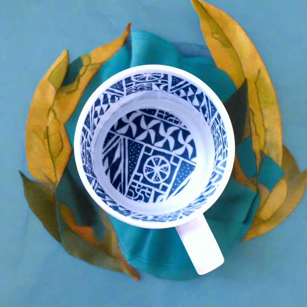 Mug grenaillé à l'extérieur, motif bleu "Ndop" à l'intérieur