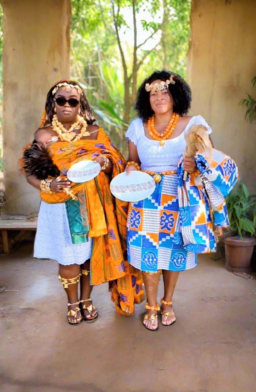 Coffret d'assiettes rondes en porcelaine fine Française fabriquées à la demande avec motif bandes larges traditions de côtes d'Ivoire "Adinkra doré" dans coffret de 6 assiettes.