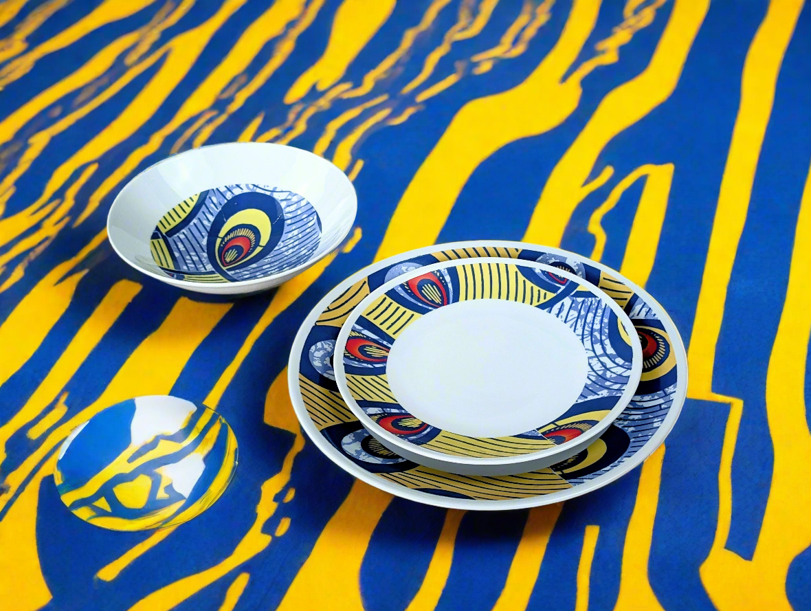 Coffret d'assiettes rondes en porcelaine fine Française fabriquées à la demande avec motif anneaux larges WAX d'afrique "Nos destins entrelacés" dans coffret de 6 assiettes.