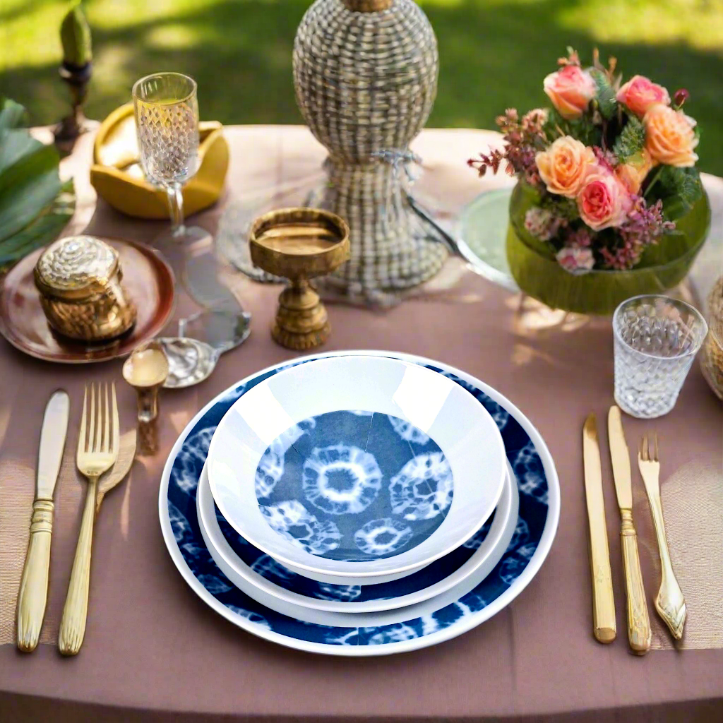 Coffret d'assiettes rondes en porcelaine fine Française fabriquées à la demande avec motif anneaux larges ethnique d'Afrique "Indigo" bleu dans coffret de 6 assiettes