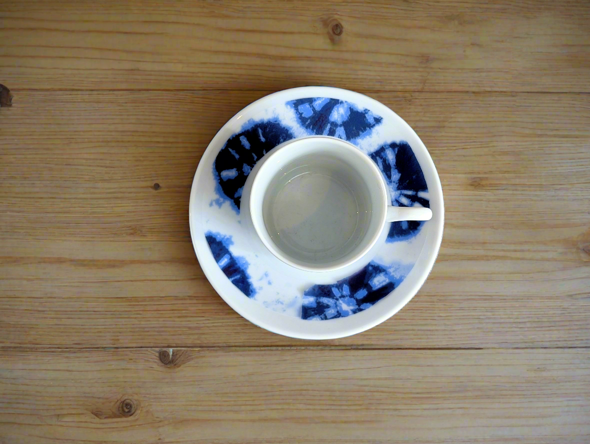 Tasse à Café en porcelaine fine Française fabriquées à la demande avec soucoupe motif Ethnique d'Afrique "Indigo inversé"