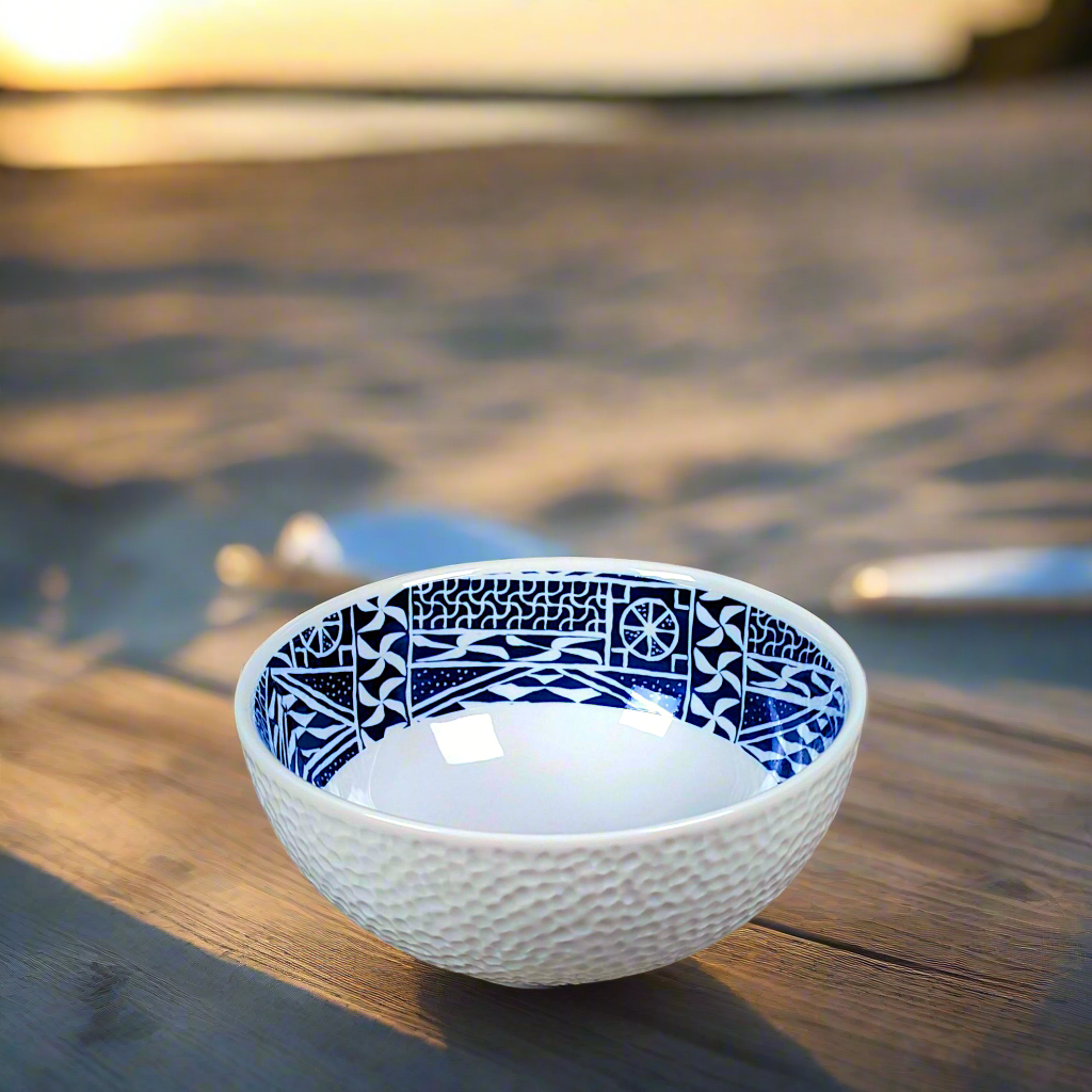 Coffret petit déjeuner en porcelaine fine française, orné d’un motif N'Dop du Cameroun, composé d'une assiette creuse, d'un grand bol et d'un MUG, présentés dans une boîte prestige.