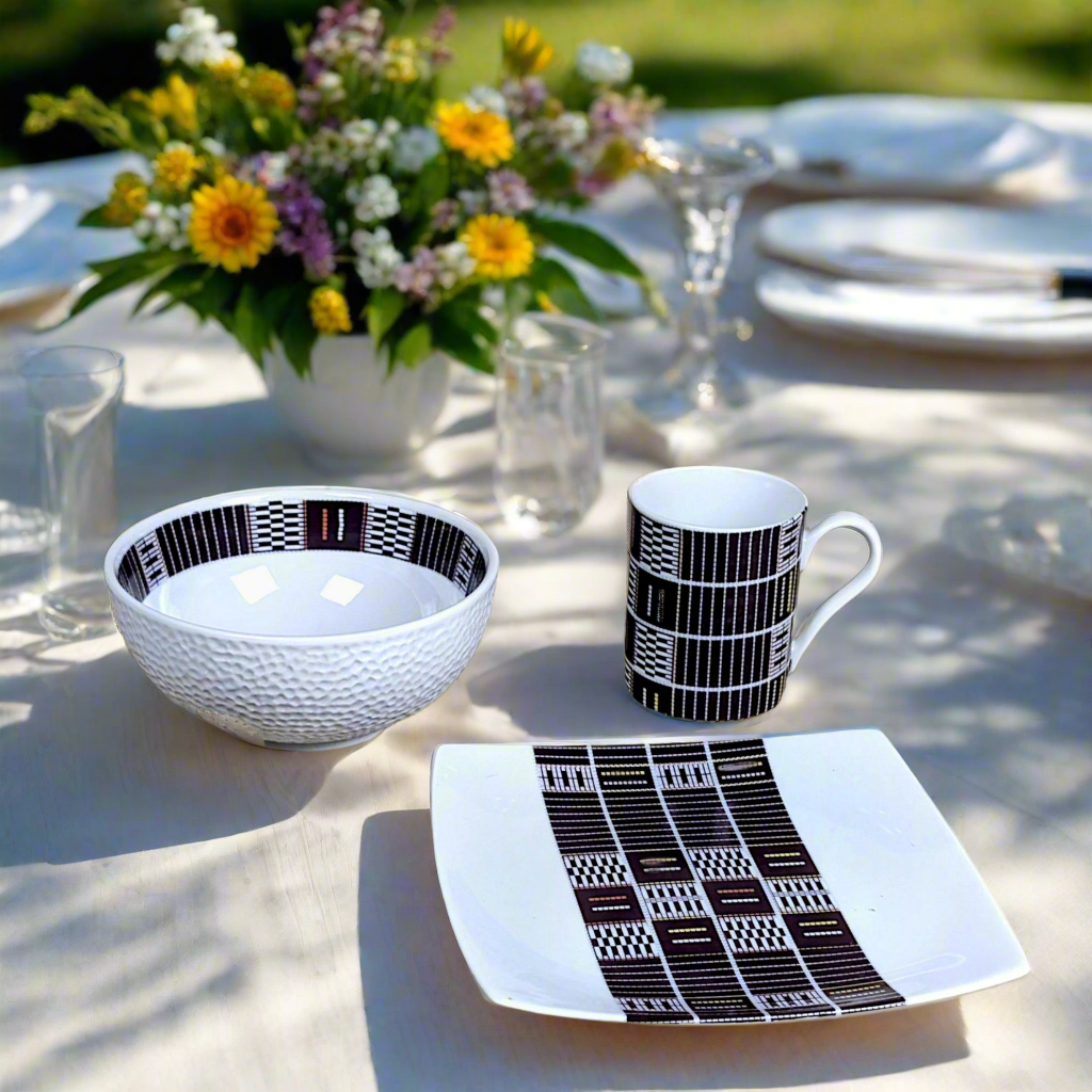 Coffret petit déjeuner en porcelaine fine française, orné d’un motif ethnique "Sénoufo" de Côte d'Ivoire, composé de 3 pièces parmi une petite assiette, d'un bol, une tasse à café et d'un MUG, présentés dans une boîte prestige.