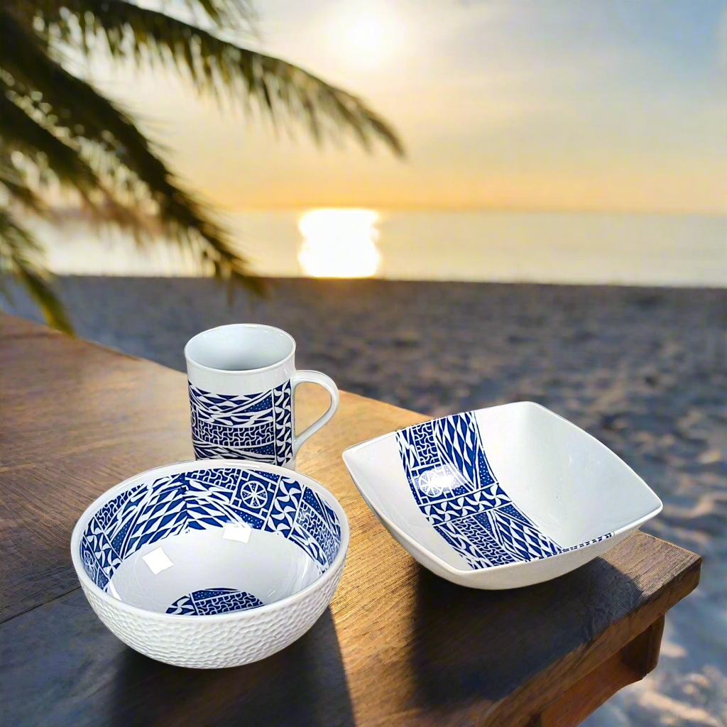 Coffret petit déjeuner en porcelaine fine française, orné d’un motif N'Dop du Cameroun, composé d'une assiette creuse, d'un grand bol et d'un MUG, présentés dans une boîte prestige.