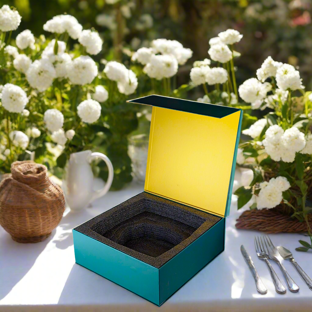 Coffret petit déjeuner en porcelaine fine française, orné d’un motif WAX "Gamma phone", composé d'une petite assiette, d'un grand bol et d'un MUG, présentés dans une boîte prestige.