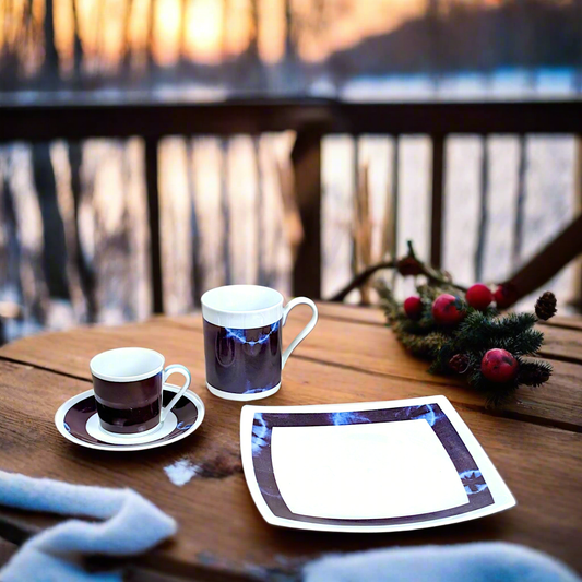 Coffret petit déjeuner en porcelaine fine française, orné d’un motif indigo, composé d'une petite assiette, d'une tasse à café et d'un MUG, présentés dans une boîte prestige.