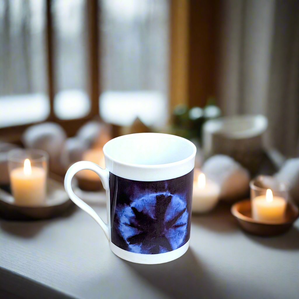 Coffret petit déjeuner en porcelaine fine française, orné d’un motif indigo, composé d'une petite assiette, d'une tasse à café et d'un MUG, présentés dans une boîte prestige.