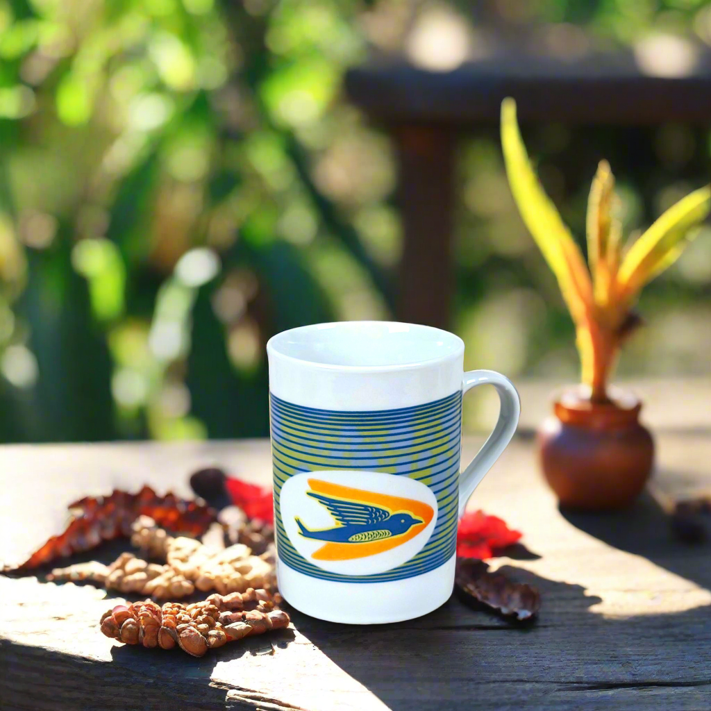Coffret petit déjeuner en porcelaine fine française, orné d’un  motif anneau WAX "hirondelles"  composé d'une petite assiette, d'un grand bol et d'un MUG, présentés dans une boîte prestige.