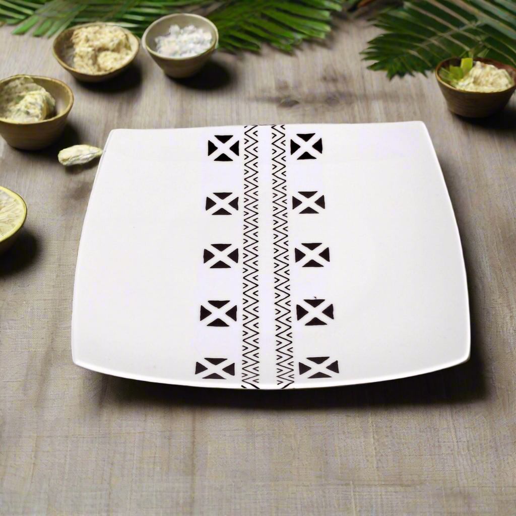 Coffret d'assiettes carrées en porcelaine fine Française fabriquées à la demande avec motif bande ethnique d'Afrique "#kente ou Kita du Ghana et Togo, présenté dans un coffret de 6 assiettes.