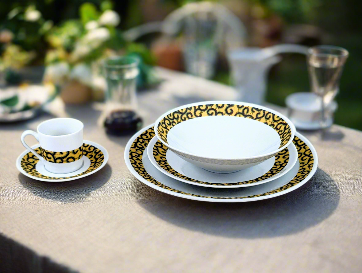 Coffret d'assiettes rondes en porcelaine fine Française fabriquées à la demande avec motif anneaux fins WAX d'afrique "Macaroni ou Conseiller" jaune dans coffret de 6 assiettes.