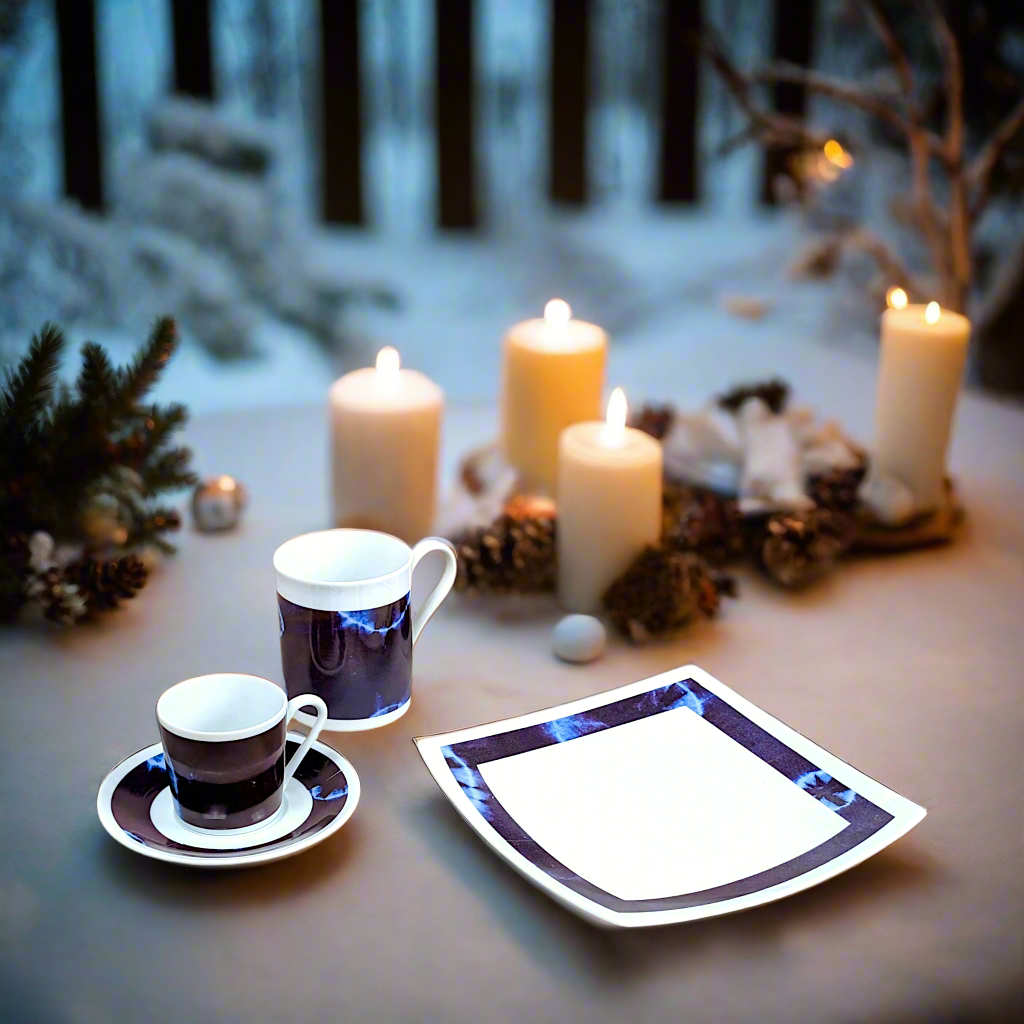 Coffret petit déjeuner en porcelaine fine française, orné d’un motif indigo, composé d'une petite assiette, d'une tasse à café et d'un MUG, présentés dans une boîte prestige.
