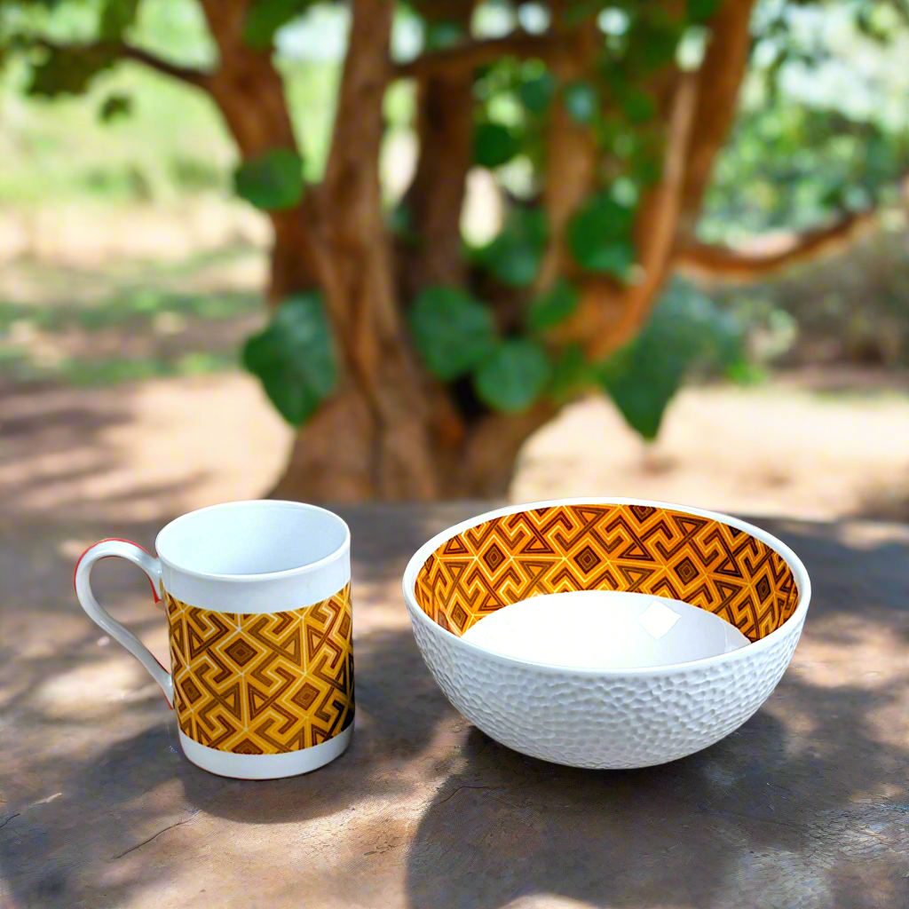 Coffret petit déjeuner en porcelaine fine française, orné d’un  motif bande ethnique d'Afrique "#Ntshak (du peuple Kuba Ethnie shouwa du Congo) composé d'une petite assiette, d'un grand bol et d'un MUG, présentés dans une boîte prestige.