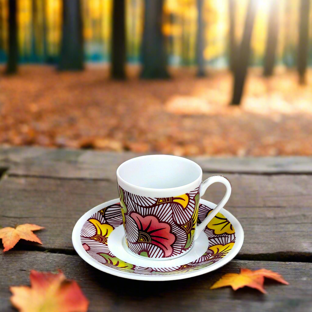 Coffret petit déjeuner en porcelaine fine française, orné d’un motif WAX "Fleurs de Mariage", composé d'une assiette creuse, d'une tasse à  café et d'un MUG, présentés dans une boîte prestige.