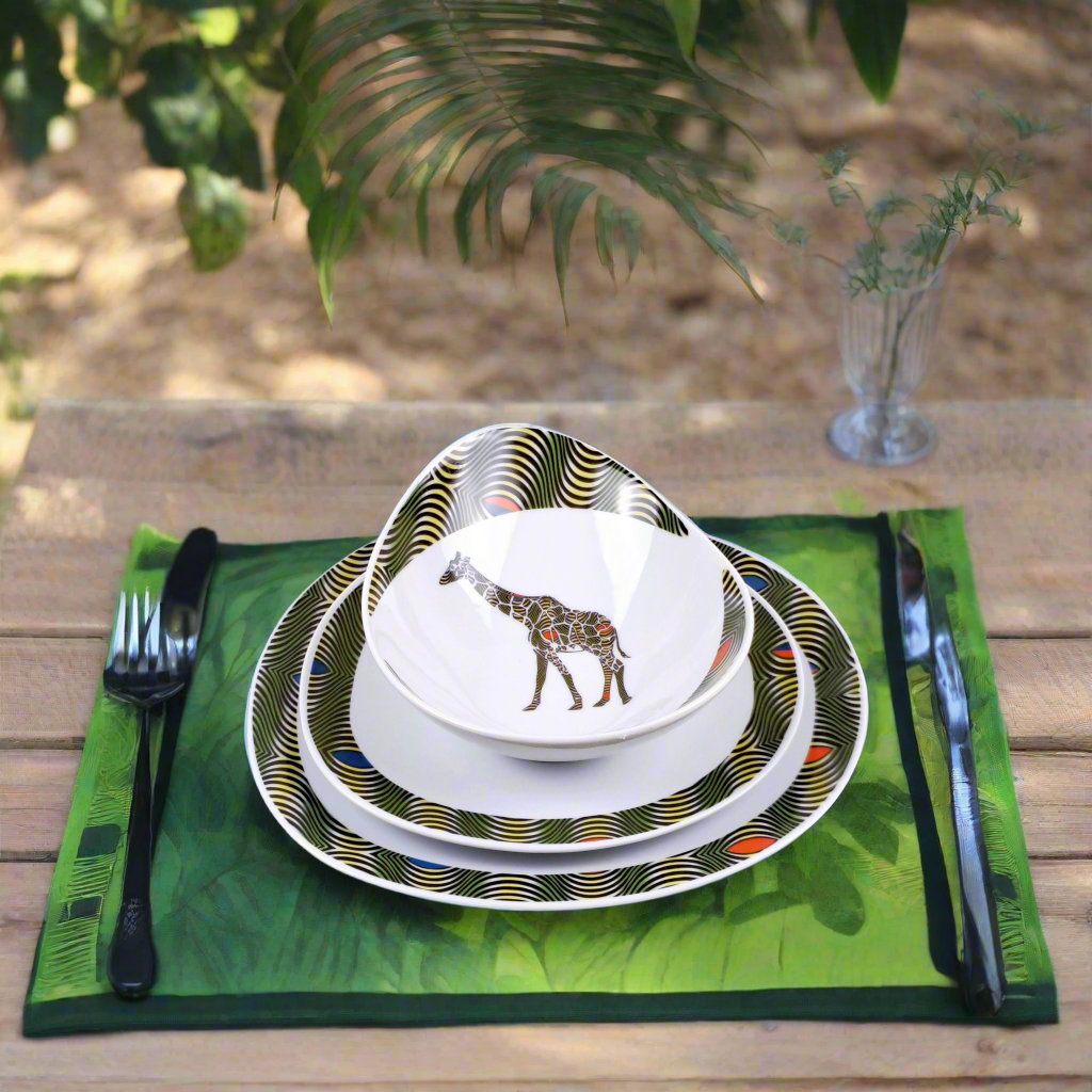 Coffret d'assiettes ovales en porcelaine fine Française fabriquées à la demande avec motif anneau WAX "Oeil de ma rivale" dans coffret de 6 assiettes