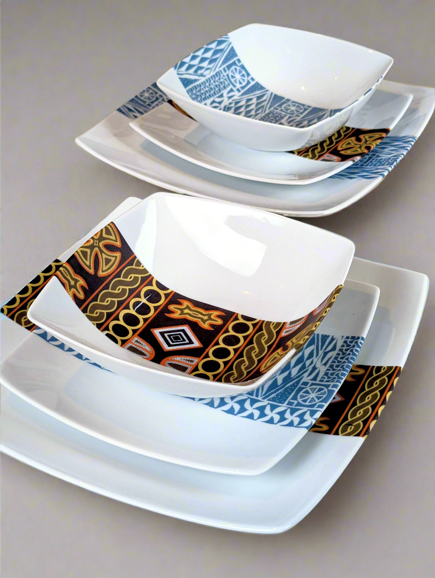 Coffret d'assiettes carrées en porcelaine fine Française fabriquées à la demande avec motif bande ethnique d'Afrique "Ndop" noir du Cameroun, présenté dans un coffret de 6 assiettes.